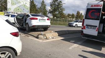 Otomobiller Kavşakta Çarpıştı: 2 Yaralı