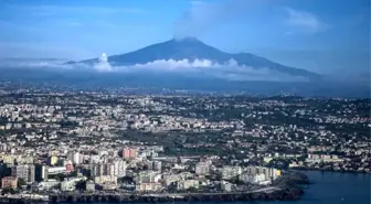 Etna Yanardağı Denize Kayıyor, Tsunamiye Yol Açabilir'