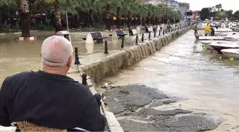 Kuvvetli Yağış, Silivri Sahilinde Sele Yol Açtı