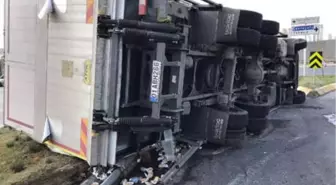 Kartal'da Meyve Suyu Yüklü Tır Devrildi