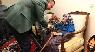 97 Yaşındaki Emine Gürer Belediye Başkanı Seçen'e Atatürk Şiiri Okudu