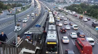 Metrobüs Arıza Yaptı, Kuyruk Oluştu