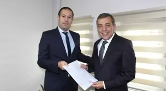 Ahmet Atam Mazbatasını Aldı