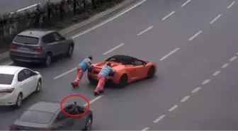 İşçiler, İstanbul'un Göbeğinde Milyonluk Lamborghini'yi İterek Götürdü