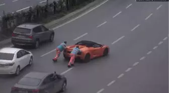 Lamborghini'yi İten İşçiler Kameraya Yansıdı