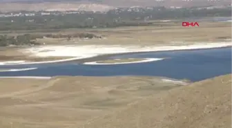 Van Gölü'ndeki 'Adacık', Suyun Çekilmesiyle Ortaya Çıktı