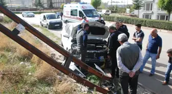 Elektrik Direğine Çarpan Otomobilde Anne ve Çocuğu Yaralandı