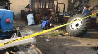Hurda Traktörün Önünde Ölü Bulundu