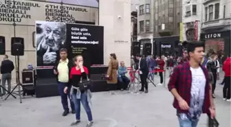 İstiklal Caddesi'nde Ara Güler Platformu