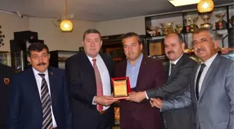 40 Yıllık Muhtarın Ailesine Plaket