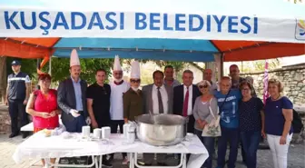 Kuşadası Belediyesi Camiatik'te Aşure Dağıttı