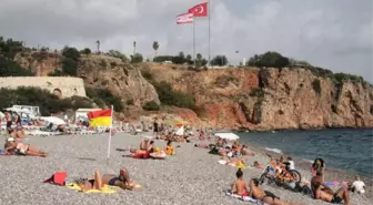 Antalya'da Deniz, Kum ve Güneş Sezonu Kapanmadı