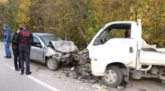 Otomobille Kamyonet Çarpıştı: 1 Ölü 6 Yaralı