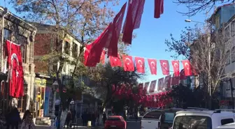 Belediye Caddeleri Bayrakla Donattı