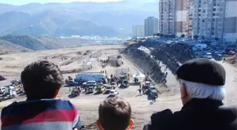 Yarışı İzlemek İçin Dağı Taşı Doldurdular