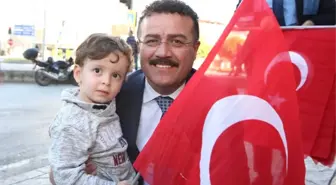 Başkan Taşçı, Türk Bayrağı Dağıttı