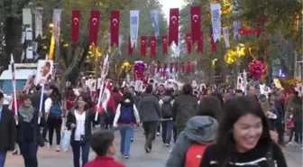 İstanbul Bağdat Caddesi Kırmızı Beyaza Büründü