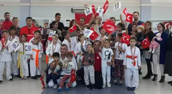 Foçalı Minik Sporculardan Cumhuriyet Bayramı Kutlaması