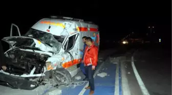 18 Günlük Hasta Bebeğin Taşındığı Ambulans ile Tır Çarpıştı: 3 Yaralı