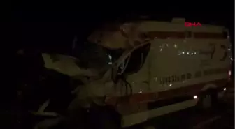 Antalya Tır'la Çarpışan Ambulansta 3 Sağlık Görevlisi Yaralandı