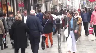 İstiklal Caddesi'nde Bir Ören Bayan...hem Yürüyor, Hem Örüyor