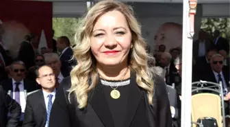 Sahnede Beyin Kanaması Geçiren Soliste İlk Yardım Yapan Milletvekili: 'Öncelikle Hekimiz, Doktor...