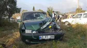 Otomobilin Çarptığı Servis Midibüsü Devrildi: 4 Yaralı