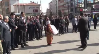 Sivas'ta Vali Karşılama Kuyruğu