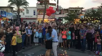 Sürpriz Evlenme Teklifini İzlemek İsteyenler İzdiham Oluşturdu