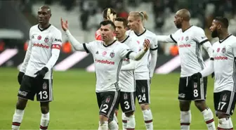 Beşiktaş'ta Medel ve Adriano Zorlu Genk Maçında Forma Giyemeyecek