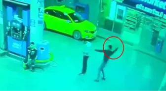 Saldırgan, İstasyonda Duran Genci Sırtından Bıçakladı