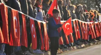 Kadıköy'de Binlerce Kişilik 'Ata'ya Saygı Zinciri'