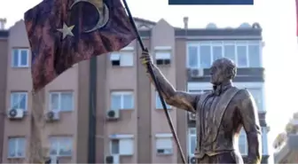 İzmir'de Yaşanan Atatürk Heykeli Tartışmaları, Belediyeyi Harekete Geçirdi