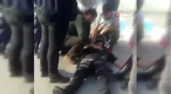 Kaza Geçiren Polisin Yardımına Vatandaş Koştu