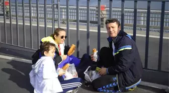 Kimi Köprüde Kahvaltı Yaptı, Kimi İse Tulum Çalarak Horon Tepti
