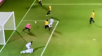 Maccabi Petah Tikva'nın Golcüsü Habib Habibou, Sahalarda Ender Görülen Bir Gole İmza Attı