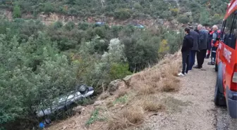 Otomobil Uçuruma Yuvarlandı: 2 Yaralı
