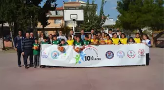 Öğrenciler Ders Sonrası Spor Yapıyor