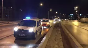 İzmir'de Bariyerlere Çarpan Otomobilin Sürücüsü Yaralandı