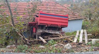 Kamyonet Eve Daldı: 1 Yaralı