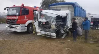 Esenyurt'ta Kamyon Tır'a Çarptı; 1 Yaralı