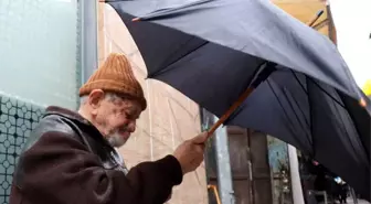 90'lık Şemsiye Tamircisi Gözlük Kullanmadan Mesleğini Yapıyor