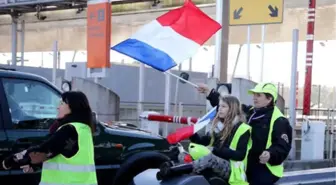 Fransa'da Protestocular 3 Benzin Deposuna Ulaşımı Kapattı