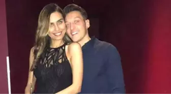 Mesut Özil Amine Gülşe İçin İsmail YK'ya, 'Senden Başka Sevilecek Biri mi Var' Şarkısını Çaldırdı