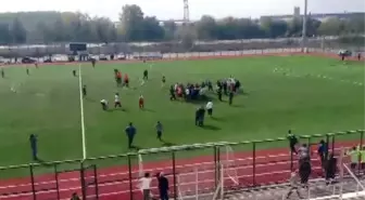 Amatör Maçta Kavga Çıktı, 11 Futbolcu Kırmızı Kart Gördü