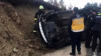 Otomobil Şarampole Devrildi: 2 Yaralı