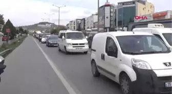 İstanbul- Hafriyat Kamyonu Sıkıştırdı; Bariyerin Üstünde Kaldı