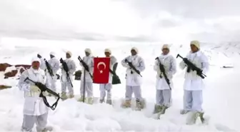 Kato Dağı'ndaki 3 Bin Rakımlı Üs Bölgesinde Görev Yapan Mehmetçikler, Öğretmenler Günü İçin Video Çekti