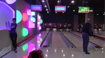 Öğretmenler Bu Kez Okulda Değil, Bowling Turnuvasında Buluştu