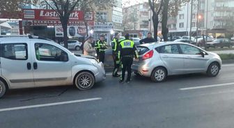 Hafif Ticari Araç Otomobile Çarptı: 3 Yaralı